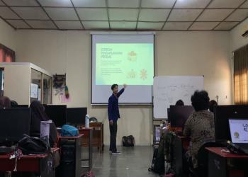 Miftahul Hilda Saputra mengajar dikelas Lab 2 kelas XII DKV 2